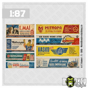 Könnte beinhalten: Eine Sammlung von rechteckigen Miniatur-Bannern im Maßstab 1:87 mit Werbe- und Propagandagrafiken im Vintage-Stil. Die Designs enthalten Texte wie 1. MAI, MITROPA, ROBUR, KASKO und ROTPLOMBE in verschiedenen Farben wie Rot, Gelb und Blau.