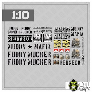 Puede incluir: Una hoja de calcomanías a escala 1:10 con varios adhesivos negros y de colores para vehículos a escala. El texto incluye FUDDY MUCKER, SHITBOX, MUDDY MAFIA, MAX WATER LEVEL, BLACK SMOKE MATTERS, ONE LIFE, LIVE IT, ANTI OVERLAND CLUB y THIS IS THE WAY.