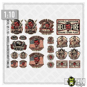 Könnte beinhalten: Ein Bogen mit 1:10 Nassschiebebildern mit verschiedenen grafischen Motiven, darunter ein roter Teufel, amerikanische Flaggen, Pin-up-Figuren und Schriftzüge wie "FU** OFF", "DEVILS DIVISION HELLFIRE", "DEVILS PLACE" und "BOOZE & TATTOOS".
