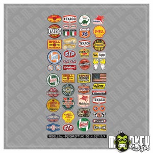 Op de afbeelding: Een verzameling stickers in vintage-stijl met logo's van auto- en oliebedrijven zoals Shell, Texaco, Castrol, Mobilgas en 76. Het vel bevat verschillende vormen zoals cirkels, rechthoeken en schilden met kleurrijke afbeeldingen.