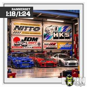 Puede incluir: Un conjunto de pancartas automotrices con logotipos de Nitto, HKS, Advan y Spoon Sports, exhibidas sobre tres autos deportivos a escala en azul, rojo y blanco. Las pancartas incluyen texto como Extreme Performance, JDM Drift y Tuned in Japan.