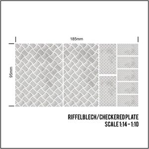 Puede incluir: Una lámina de chapa estriada plateada con un patrón de relieve diagonal repetitivo. La lámina mide 185mm por 95mm e incluye secciones rectangulares más pequeñas. El texto dice RIFFELBLECH/CHECKEREDPLATE SCALE 1:14-1:10.
