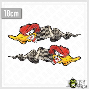 Op de afbeelding: Twee identieke vinylstickers van 18 cm lang, elk met een cartoon-eend met een rode kop en gele snavel die in een rood-wit blikje bijt. Een zwart-wit geblokte vlag wappert in een golvende beweging achter elke eend aan.