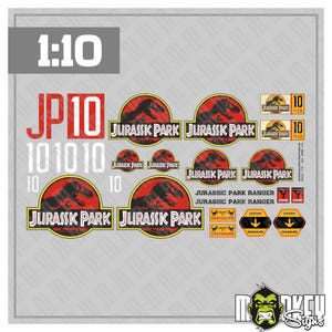 Könnte beinhalten: Ein Bogen mit Aufklebern zum Thema Jurassic Park, der verschiedene Größen des ikonischen rot-schwarz-gelben Dinosaurier-Logos, den Text JP10, die Zahl 10, Jurassic Park Ranger-Etiketten und gelbe Warnschilder mit Dinosaurier-Fußabdrücken enthält.