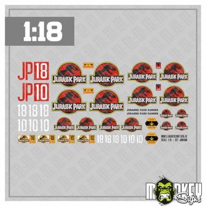 Può includere: Un foglio di decalcomanie ad acqua in scala 1:18 con il logo di Jurassic Park in rosso, nero e giallo. Il set include varie dimensioni dell'emblema circolare del dinosauro, i numeri di veicolo JP18 e JP10 e segnali di avvertimento con impronte.