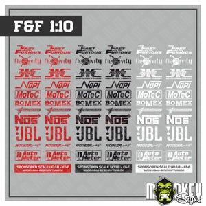Op de afbeelding: Een vel met stickers op schaal 1:10 met logo's van automerken zoals The Fast and the Furious, JIC, Nopi, MoTeC, Bomex, Turbonetics, NOS, JBL en Auto Meter. De stickers zijn gerangschikt in rode, zwarte en witte kleursets.