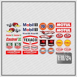 Może przedstawiać: Arkusz z różnymi naklejkami marek motoryzacyjnych, zawierający logotypy Mobil 1, 76, Motul, Castrol, Texaco, Hot Wheels, STP, Shell, Tag Heuer, Goodyear, Mobilgas, Gulf, Magneti Marelli i Flowmaster, z oznaczeniem skali 1:18/24 w rogu.