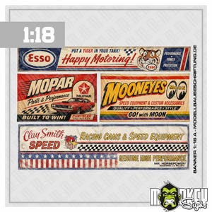 Puede incluir: Una colección de tres pancartas rectangulares con marcas de automóviles vintage. La pancarta superior muestra la marca Esso con un gráfico de tigre. Las pancartas centrales presentan Mopar con un coche rojo y Mooneyes. La pancarta inferior muestra Clay Smith Speed.