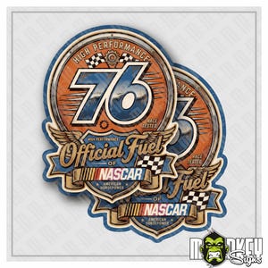 Könnte beinhalten: Ein runder Aufkleber mit der Zahl 76 in großer blauer Schrift mit weißem Rand. Das Design enthält den Text High Performance, Official Fuel of NASCAR und American Horsepower sowie Zielflaggen und Flügel in Orange und Blau.