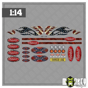 Può includere: Un foglio di decalcomanie per modelli in scala 1:14 con grafiche a fiamma con bandiera americana, diversi loghi ovali Peterbilt, strisce rosse e bianche, piccoli adesivi circolari per luci ed etichette rettangolari con la scritta OVERSIZE LOAD.