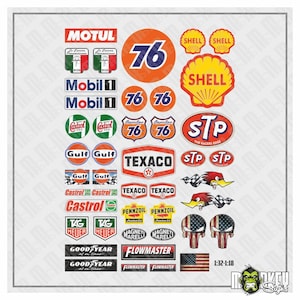 Könnte beinhalten: Eine Sammlung verschiedener Motorsport-Aufkleber mit diversen Markenlogos wie Motul, 76, Shell, Mobil 1, Castrol, Gulf, STP, Texaco, Pennzoil, Tag Heuer, Goodyear, Flowmaster, Magneti Marelli, Comic-Vögeln, Totenköpfen und einer US-Flagge.