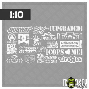 Könnte beinhalten: Eine Sammlung weißer Vinyl-Aufkleber auf grauem Hintergrund mit verschiedenen Slogans und Logos zum Thema Auto, darunter DUBWAY, illest, UPGRADED, DSC OFF, I LOVE SUSHI, lowered, EAT SLEEP SHIFT, I HATE STICKERS, BLOW ME und COPS LOVE ME.