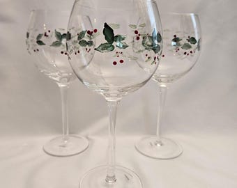 Pfaltzgraff Winterberry wijnglazen, handbeschilderd, met transparante stelen, vintage kerststijl.