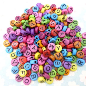 200 Stück Regenbogenfarbe runde Perlen,Buchstabenquadratperlen,Regenbogenfarbe Buchstabenperle mit einem Loch