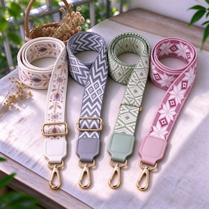 Puede incluir: Cuatro correas ajustables para bolso con herrajes metálicos dorados y mosquetones giratorios. Las correas presentan patrones tejidos en crema con motivos florales, gris con formas de chevrón y diamante, verde salvia geométrico y rosa con estrellas.