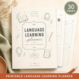 Könnte beinhalten: Ein cremefarbener Sprachlernplaner mit 30 Seiten, der schwarze und gedeckte grüne Strichzeichnungen eines Buches, Kopfhörers, Globus sowie den Text "LANGUAGE LEARNING PLANNER" und "PLAN • PRACTISE • PROGRESS" auf dem Cover zeigt.
