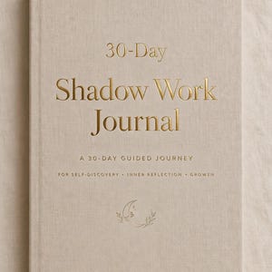 Puede incluir: Un diario de tapa dura de color beige con texto en lámina dorada que dice 30-Day Shadow Work Journal, A 30-Day Guided Journey, For Self-Discovery, Inner Reflection, Growth. Una pequeña ilustración dorada de una luna creciente y hojas.
