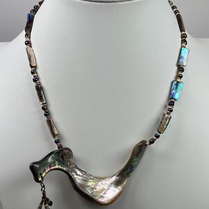Handgjort abalone friformshalsband, boho fågelhänge, skimrande pärlor