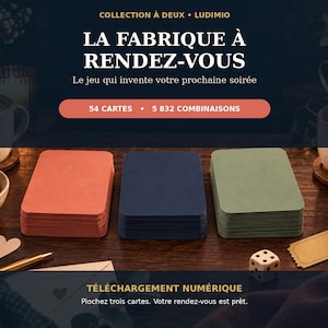 Op de afbeelding: Een kaartspel getiteld LA FABRIQUE À RENDEZ-VOUS met drie stapels kaarten in terracotta, marineblauw en saliegroen. De tekst vermeldt 54 CARTES, 5 832 COMBINAISONS en TÉLÉCHARGEMENT NUMÉRIQUE. Een dobbelsteen en een goudkleurig ticket liggen op tafel.