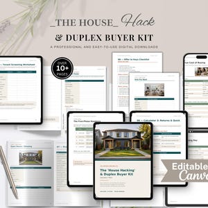 Op de afbeelding: Een digitale downloadset getiteld THE HOUSE HACK & DUPLEX BUYER KIT, met meerdere pagina's aan vastgoedplanningsdocumenten, werkbladen voor huurdersscreening en financiële rekenmachines op tablets en een smartphone.