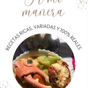 Op de afbeelding: Een cirkelvormige afbeelding met een kom zeevruchtenstoofpot met een grote krabpoot en kreeftenvlees, omringd door groene groenten. De tekst luidt A mi manera, RECETAS RICAS, VARIADAS Y 100% REALES en Recetas de kellin op een witte achtergrond.