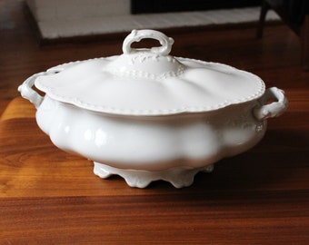 Johnson Bros England White Lidded Serving Bowl / Soup Tureen