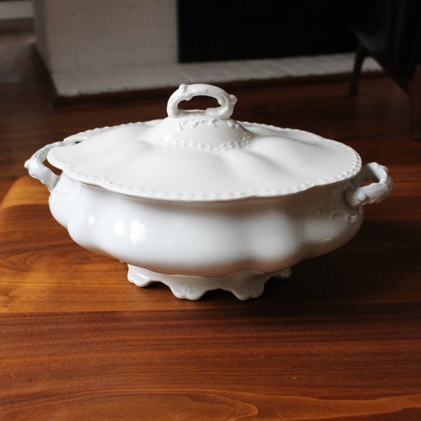 Johnson Bros England White Lidded Serving Bowl / Soup Tureen