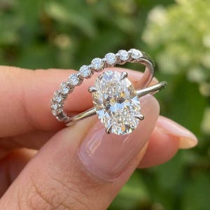 Oval solitaire förlovningsring, stapel av böjda diamanter