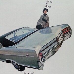 Buick LeSabre 1965 Silver Black Top Vintage Big Car & 70s Fashion Womens Sexy Anuncio de venta a mujeres que conducen en la fuerza laboral Feminismo 13x11