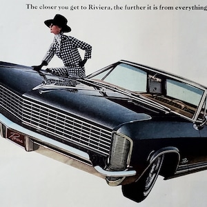 Riviera Buick 1965 con parrilla azul frente a una chica elegantemente vestida Hot Rod clásico Coche rápido Tranvías de los años 60 Sedán de 2 puertas. 13 x 10. Listo para enmarcar.