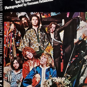 Peut inclure: Un groupe de personnes portant des vêtements colorés posent pour une photo dans un magasin appelé "Rock Threads". Le texte "Text by Blair Sabol" et "Photographed by Racanne Rubinstein" est imprimé sur l'image.