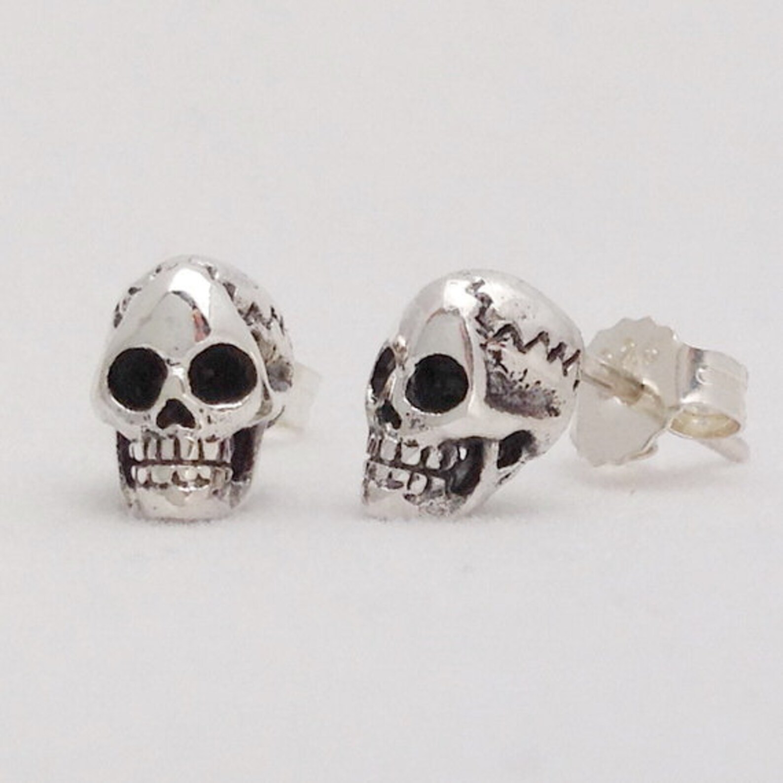 Серьги черепа из серебра. Серьги с черепами серебро. Серебряные серьги dewi. Серьги с черепами. Серьги кольца с черепами.