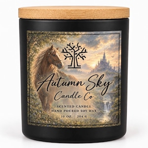 Peut inclure: Une bougie parfumée dans un pot cylindrique noir mat avec un couvercle en bois clair. L'étiquette illustre un cheval brun, un château et une cascade, avec le texte Autumn Sky Candle Co, Scented Candle, Hand Poured Soy Wax, 10 oz | 284 g.