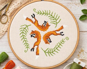Liebende Füchse mit Farnen - Fuchs Kreuzstich Stickmuster PDF, Cottagecore Waldtier Stickdatei