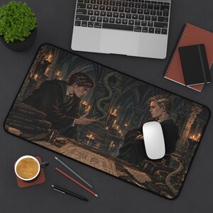 Könnte beinhalten: Eine rechteckige Schreibtischunterlage mit einer dunklen, atmosphärischen Illustration von zwei Personen in Roben in einem von Kerzen beleuchteten Steingemach. Das Bild zeigt Bücher mit den Aufschriften Dark Arts, Ancient Magic und Ranrok's Journal.
