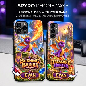 Op de afbeelding: Twee telefoonhoesjes met de draak Spyro. Het linkerhoesje toont Spyro die vuur spuwt met de tekst BURNING BRIGHT en EVAN. Het rechterhoesje toont Spyro op een schat met de tekst TREASURE HUNTER en EVAN. De tekst bovenaan luidt SPYRO PHONE CASE.