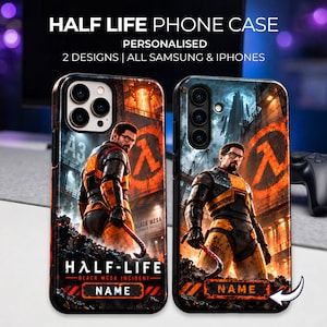 Op de afbeelding: Twee telefoonhoesjes met het Half-Life videogamepersonage Gordon Freeman in een oranje en zwart beschermend pak met een koevoet. De achtergrond toont de Black Mesa faciliteit met het oranje lambda-logo. Elk hoesje bevat een naamlabel.