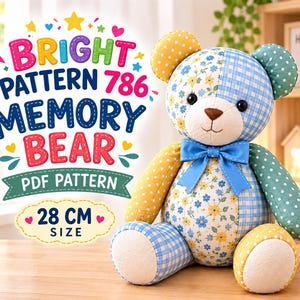 Può includere: Un orsacchiotto di peluche con un design patchwork in tessuto a quadretti blu, pois gialli e fiori blu e gialli. L'orso ha un fiocco blu al collo e il testo recita BRIGHT PATTERN 786 MEMORY BEAR PDF PATTERN 28 CM SIZE.