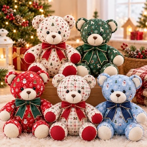 Può includere: Cinque orsacchiotti di peluche con motivi natalizi festivi. Gli orsi presentano stampe di pupazzi di neve, alberi di Natale, fiocchi di neve e renne, ognuno con un papillon in velluto a tinta unita rosso, verde o blu scuro.