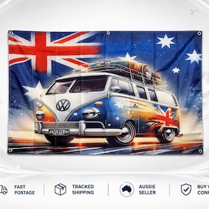 Könnte beinhalten: Ein rechteckiges Wandbanner mit der australischen Flagge als Hintergrund. Im Vordergrund ist ein klassischer Volkswagen-Campingbus mit einem mit Gepäck beladenen Dachträger auf einer Straße bei Sonnenuntergang und Sternenhimmel abgebildet.