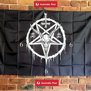 Könnte beinhalten: Eine rechteckige schwarze Flagge mit einem großen weißen Grafikdruck eines Ziegenschädels in der Mitte eines Pentagramms. Das Design umfasst ein umgekehrtes Kreuz an der Spitze, zwei Schwefelsymbole an den Seiten und die Zahl 666.