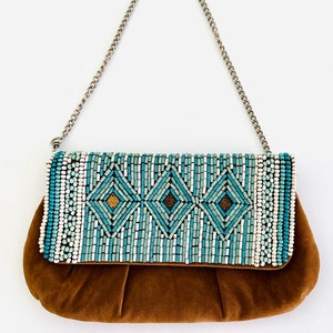 Cartera con correa de cadena de gamuza marrón con cuentas turquesas del oeste de Chico, cartera de mano estilo suroeste, cartera de vaquero
