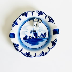 Vintage Delft Blue Holland in der Irre mit holländischen Schuhen und handgemalter Windmühle