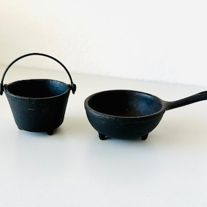 Miniature Cast Iron Spider Skillet & Cauldron Pot w/ Handle, Dollhouse Furniture, Miniature Dollhouse Farmhouse Kitchen Decor
