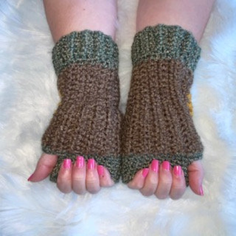 Sunflower Fingerless Gloves Crochet Pattern image 9