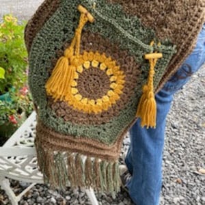 Sunflower Pocket Shawl Crochet Pattern image 2