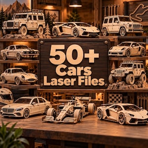Peut inclure: Une collection de modèles réduits de voitures en bois exposés sur des étagères, comprenant divers types de véhicules tels que des SUV, des voitures de sport et une monoplace de Formule 1. Un panneau central en bois sombre porte le texte 50+ Cars Laser Files.