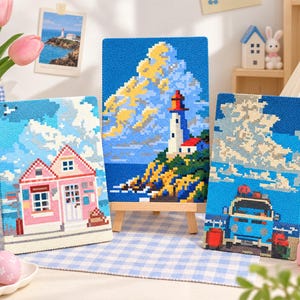 Puede incluir: Tres paneles rectangulares de pixel art que muestran una casa rosa, un faro en un acantilado rocoso y una furgoneta azul. Cada panel presenta un diseño de paisaje vibrante y pixelado, creado con pequeños azulejos cuadrados texturizados.