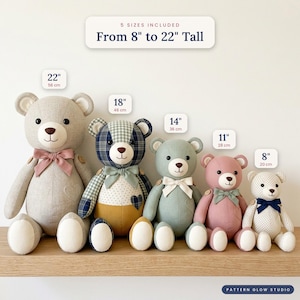 Könnte beinhalten: Fünf Plüschbären in verschiedenen Größen von 20 bis 56 cm Höhe. Die Bären haben unterschiedliche Stoffmuster, Farben und Schleifen. Der Text auf dem Bild lautet: 5 SIZES INCLUDED From 8" to 22" Tall und Pattern Glow Studio.