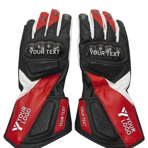 Peut inclure: Une paire de gants de moto noirs, rouges et blancs avec des protections de phalanges en fibre de carbone portant le texte YOUR TEXT. Les manchettes affichent le texte YOUR LOGO et YOUR TEXT, avec des panneaux en cuir perforé sur les paumes.